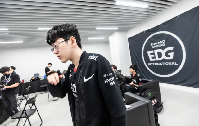 加强纪律与 加强纪律与