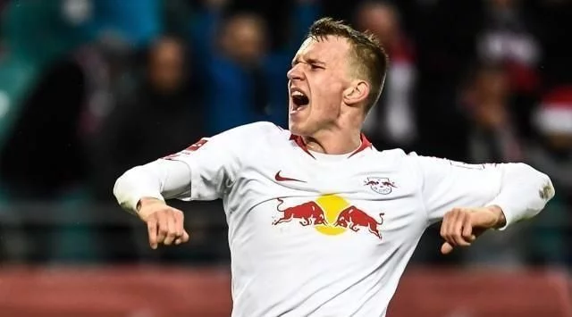 很多人撑着 很多人撑着